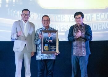 Direktur Keuangan & Strategi Bank DKI, Romy Wijayanto (tengah) menerima penghargaan sebagai 10 Most Popular CFO 2023 versi The Iconomics, dari Founder & CEO The Iconomics, Bram S. Putro (kiri), dan Direktur Brand, Riset dan Strategi The Iconomics, Alex Mulya (kanan), pada gelaran "Best 50 Financial Institution Awards 2023 (5th Anniversary) dan 10 Most Popular CFO Awards 2023 " di Jakarta pada Senin (27/11/2023)/Foto: Dok Bank DKI