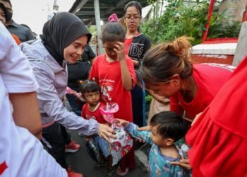 Atikoh Ganjar Blusukan di Kemayoran, Bikin Warga Heboh Ikut Senam Bareng