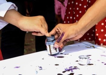 Warga menggunakan hak pilihnya dalam Pemilu serentak 2019/Sumber Foto: Kompas.com