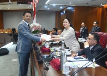 Anggota Komisi I DPR RI Sugiono menyerahkan laporan RUU tentang Pengesahan Treaty on the Prohibition of Nuclear Weapons kepada Ketua DPR RI Puan Maharani/Foto: Dok DPR