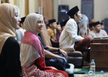 Gus Iqdam Ajak Siti Atikoh Bertemu Keluarga, Titipkan Sarung Untuk Ganjar Pranowo