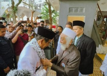 Mahfud MD  Dapat Doa Khusus Dari Abuya Muhtadi
