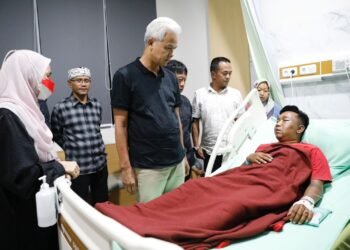 Jenguk Relawan Korban Penganiayaan Oknum TNI, Ganjar: Jangan Semena-mena