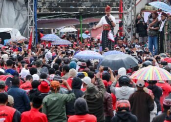 Diguyur Hujan, Ganjar Sapa Puluhan Ribu Warga Kabupaten Manggarai