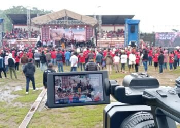 Terabas Hujan, Ribuan Massa Ikut Kampanye Terbuka Ganjar di Ruteng