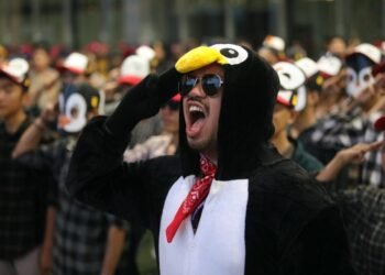 Lucunya Pendukung Ganjar Mahfud Beri Semangat Debat, Nyanyi dan Joget Pakai Kostum Pinguin