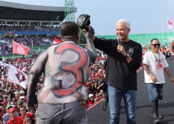 Ganjar Beri Topi ‘Banteng Moncong Putih’