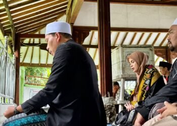 Usai Bersilaturahmi ke Abuya Muhtadi, Atikoh Ganjar Berziarah ke Makam Abuya Cidahu