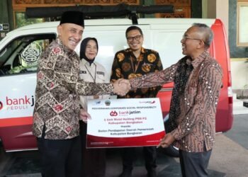 Bank Jatim Serahkan Bantuan CRS untuk Pemkab Bangkalan dan Pemkab Pasuruan