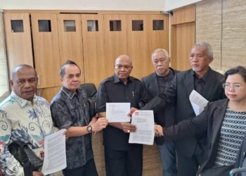 Petrus Selestinus (tengah) memberikan keterangan pers usai mengirim surat ke Pimpinan DPR/Foto: Beritamoneter