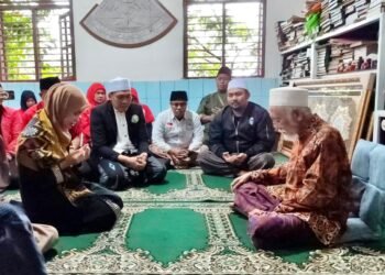 Disambut Hangat Abuya Muhtadi di Kediaman, Ini Pesannya Kepada Atikoh Ganjar