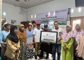 Penyerahan bantuan dilakukan melalui Kantor Cabang Bank DKI Semarang dan diterima langsung oleh Kepala Desa Prampelan, Kamis (4/4/2024)/Foto: Dok Bank DKI
