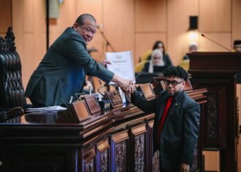 Wakil Ketua Komite I Filep Wamafma menyerahkan dokoumen pada Sidang Paripurna ke-10 DPD RI Masa sidang IV 2023-2024, di Gedung Nusantara V, Komplek Parlemen/Foto: dok DPD RI