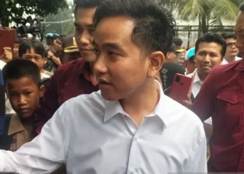 Menang Pilpres, Gibran Bagikan Susu Gratis