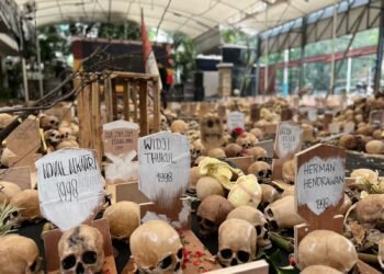 Aktivis & Pegiat HAM Gelar Pertunjukan 2000 Tengkorak dan 1000 Kuburan Korban Pelanggaran HAM