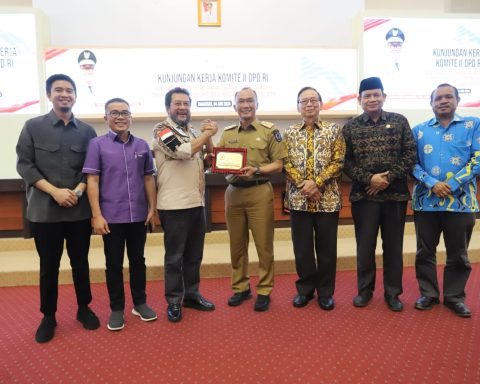 Ketua Komite II DPD RI Yorrys Raweyai pada Rapat Kerja Komite II bersama dengan Pemerintah Provinsi Sulawesi Selatan yang dilaksanakan di Kantor Gubernur Sulawesi Selatan, Makassar/Foto" DPD