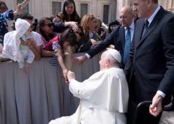 Permen Dari Paus Fransiskus Untuk Cia