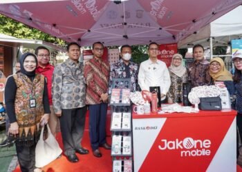 Pejabat (PJ.) Gubernur DKI Jakarta Heru Budi Hartono, Direktur Utama Bank DKI Agus Haryoto Widodo, serta Direktur Properti dan Perpasaran Perumda Pasar Jaya Aristianto menyalurkan CSR berupa subsidi sebanyak 1.000 paket sembako di Bintaro/Foto: Dok Bank DKI