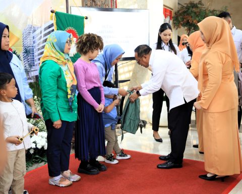 Sekretaris Jenderal DPD RI Rahman Hadi memberikan santunan untuk anak yatim/Foto: dok DPD RI