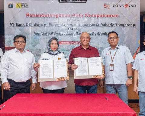 Direktur Ritel & Syariah Bank DKI, Henky Oktavianus (Tiga dari kanan) menandatangani Nota Kesepahaman bersama jajaran Manajemen Perumda Pasar Niaga Kerta Raharja dalam upaya memperluas digitalisasi pasar di Tangerang/Foto: dok Bank DKI