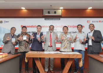 Direktur Teknologi & Operasional Bank DKI, Amirul Wicaksono (Tiga dari kanan) mewakili Bank DKI dalam penandatanganan Perjanjian Kerja Sama dalam optimalisasi penjualan JakCard, beberapa waktu yang lalu.