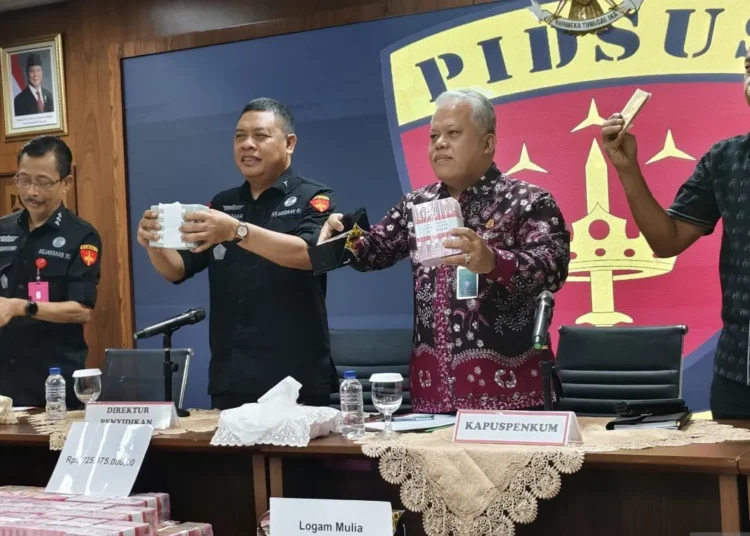 Direktur Penyidikan Jampidsus Kejagung Abdul Qohar (kedua dari kiri) menunjukkan barang bukti yang disita dari tersangka ZR kepada awak media dalam konferensi pers di Gedung Kejaksaan Agung, Jakarta, Jumat (25/10/2024). Foto : Antara