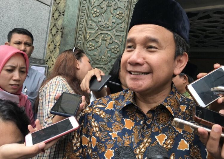 Wakil Ketua Dewan Komisioner OJK Mirza Adityaswara