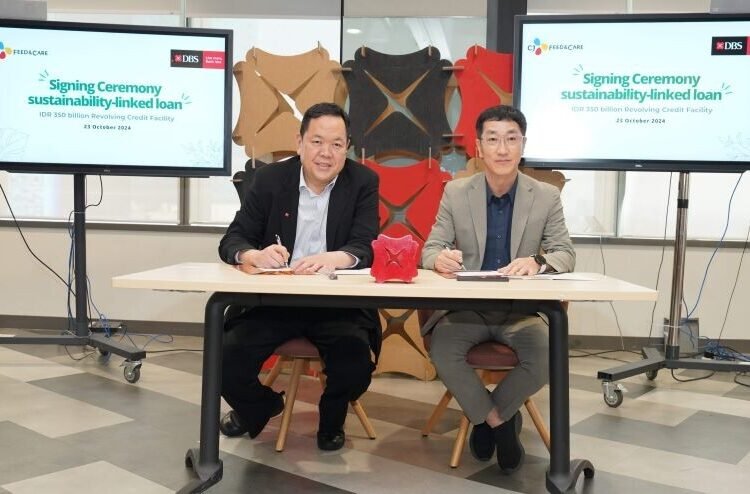 (Ki-ka) Head of Institutional Banking Group PT Bank DBS Indonesia Kunardy Darma Lie bersama Presiden Direktur PT CJ Feed & Care Indonesia Lee Jea Ho menandatangani perjanjian untuk Pinjaman Berbasis Keberlanjutan atau Sustainability-Linked Loan (SLL) di Jakarta, Rabu (23/09/2024). Pinjaman senilai Rp350 miliar ini menandai langkah penting dalam upaya kedua perusahaan untuk mempromosikan praktik berkelanjutan di sektor produksi pangan.