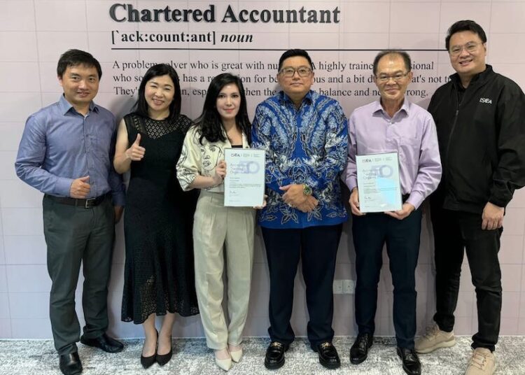 CEO SW INDONESIA Michell Suharli menerima sertifikat ATO didampingi oleh Chairperson of Organizational Tranformation Meicy Livia, di ISCA House, Singapura (30/10/2024)