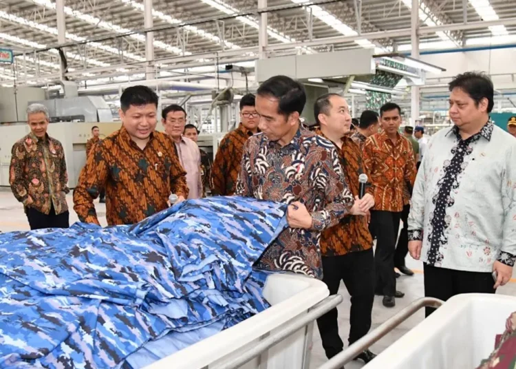 Presiden Jokowi saat meninjau pabrik PT Sri Rejeki Isman Tbk di Kabupaten Sukoharjo, Provinsi Jawa Tengah