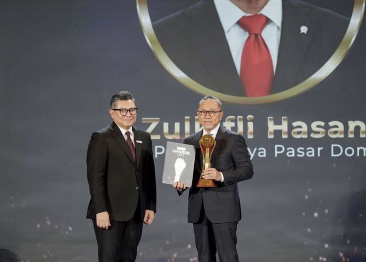 Menteri Perdagangan, Zulkifli Hasan menerima penghargaan kategori "Tokoh Pemberdaya Pasar Domestik" dalam acara detikcom Awards 2024 yang berlangsung di Jakarta, Kamis (17 Okt).