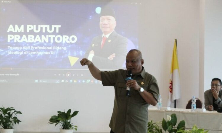 Taprof Bidang Ideologi Lemhannas RI AM Putut Prabantoro -- didampingi moderator Aloysius Primoryza Bimas Dewanto dari Ikatan Sarjana Katolik Indonesia (ISKA) Keuskupan Purwokerto-- memberikan paparan dengan menggunakan teknologi AI dalam Sarasehan Kebangsaan yang digelar Komisi Kerasulan Awam Keuskupan Agung Purwokerto, di Balai Julianus, Minggu (10/11/2024