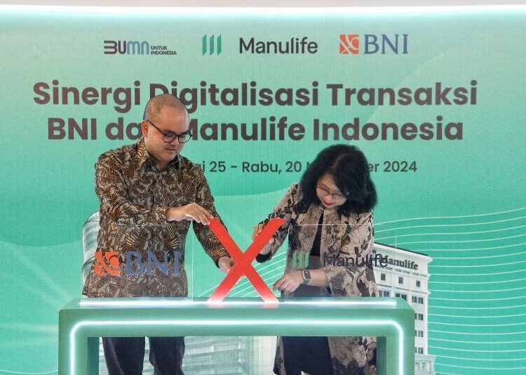 penandatanganan Memorandum of Understanding (MoU) oleh Direktur Digital and Integrated Transaction Banking BNI Hussein Paolo Kartadjoemena, dan Direktur & Chief Financial Officer Manulife Indonesia Meylindawati, di Jakarta, Rabu (20/11/2024).