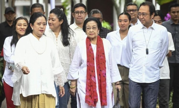 Ketua Umum PDI Perjuangan Megawati Soekarnoputri didampingi Puan Maharani dan Prananda Prabowo berjalan menuju TPS 053 untuk menggunakan hak suaranya pada Pemilu 2024.