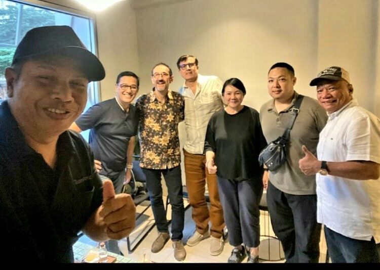 Dari ki – ka (swafoto) : Lucius Gora Kunjana, Mayong Suryo Laksono, Patrick Vinuales, Sergio Mella, Farida (Relawan), Michael (Relawan) dan AM Putut Prabantoro.