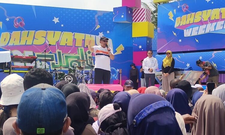 Ribuan warga Depok penuhi Alun-Alun Timur menyaksikan pertunjukan 'Dahsyatnya Wali' hasil kolaborasi RCTI dan Pemerintah Kota Depok, Sabtu, 2 November 2024.