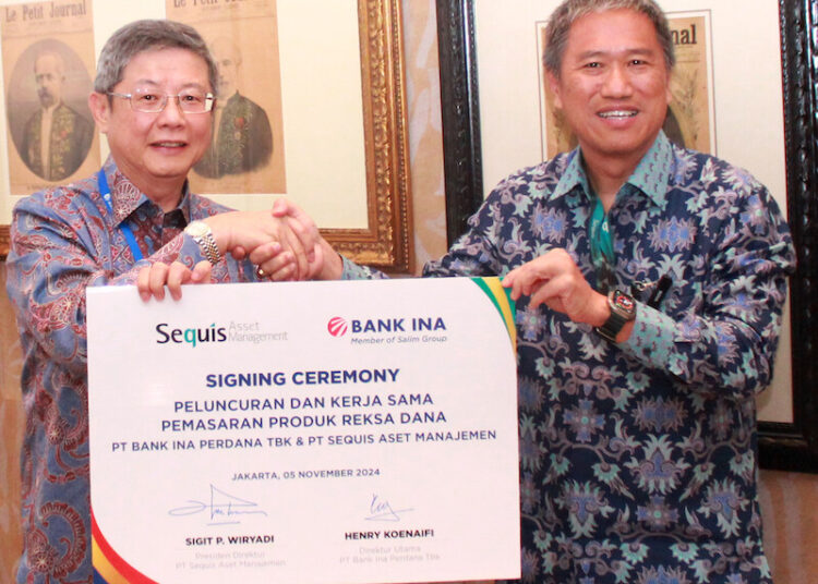 Direktur Utama Bank INA Henry Koenaifi dan Presiden Direktur PT Sequis Aset Manajemen Sigit Pratama Wiryadi
berfoto bersama usai penandatanganan kerja sama pemasaran produk reksa dana Bank INA dan Sequis Aset Manajemen.