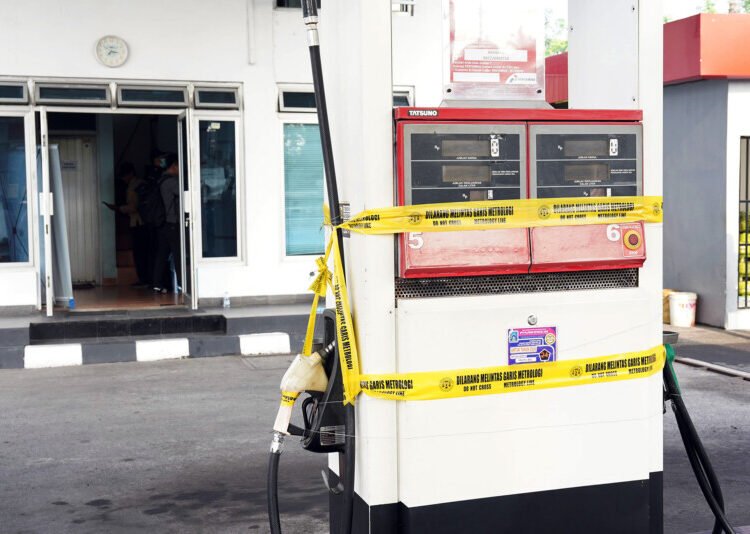 Menteri Perdagangan, Budi Santoso memimpin pengamanan tiga unit pompa ukur bahan bakar minyak (BBM) yang diduga tidak sesuai ketentuan di sebuah stasiun pengisian bahan bakar umum (SPBU) di Kabupaten Sleman, Yogyakarta, Senin (25 Nov).