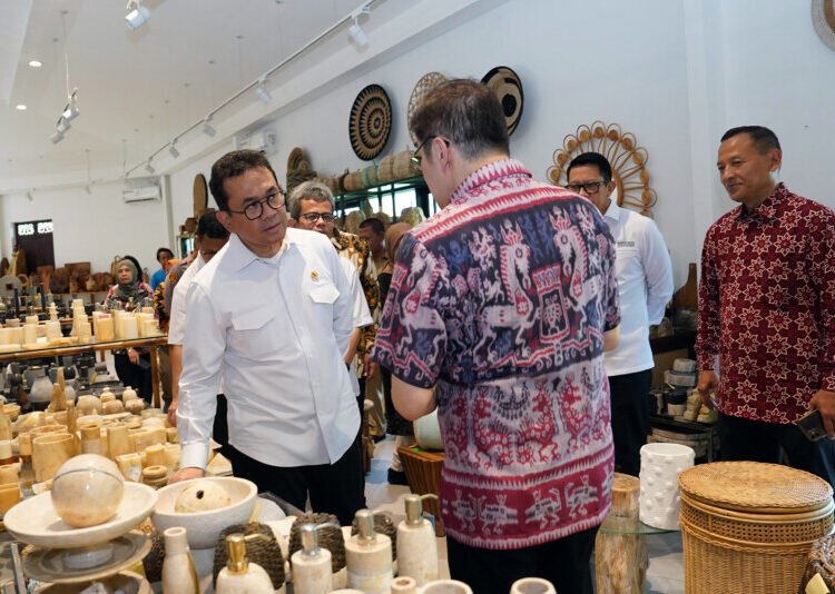 enteri Perdagangan, Budi Santoso melepas ekspor produk kerajinan milik PT Out of Asia dengan tujuan ekspor ke wilayah Amerika, Eropa, dan Timur Tengah di Kabupaten Sleman, Yogyakarta, Senin (25 Nov).