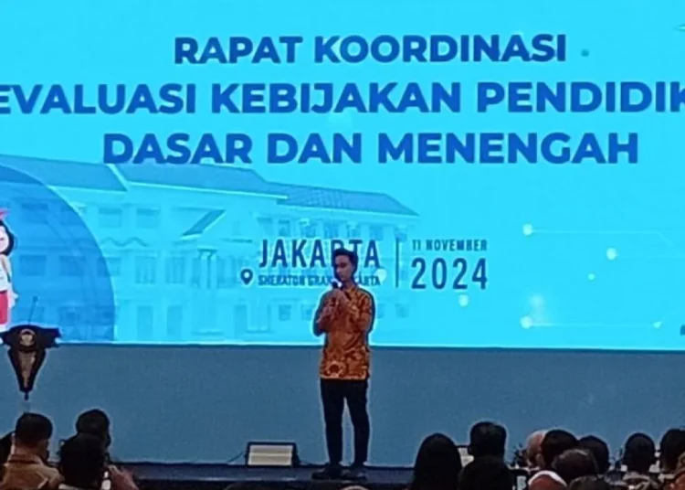 Wakil Presiden Gibran Rakabuming Raka memberikan arahan dalam rapat koordinasi evaluasi pendidikan dasar dan menengah di Hotel Sheraton Grand Jakarta, Senin (11/11/2024).