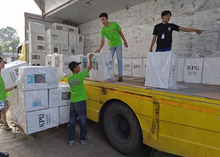 Sebanyak 6.874 logistik Pilkada Kabupaten Tangerang, mulai didistribusikan ke-5 wilayah kecamatan dari 29 kecamatan yang ada di wilayah Kabupaten Tangerang, Banten.