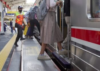 KAI Commuter Lakukan Uji Coba Pasang “Foot Step” Pada Rangkaian Commuter Line
