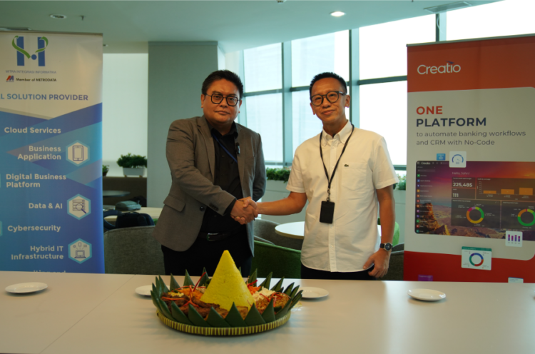 Yos Dappu, Regional Sales Director, Creatio Asia dan Alexander Kuntoro, Presiden Direktur, PT Mitra Integrasi Informatika