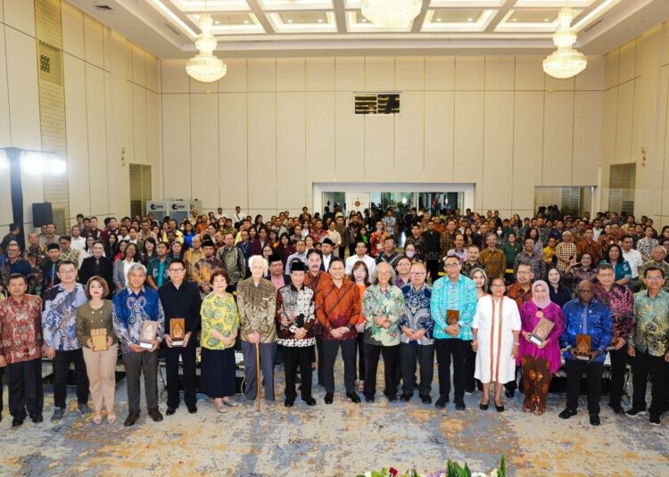 Seminar Natal Nasional 2024 dilaksanakan di Auditorium HM. Rasjidi Kementerian Agama pada Kamis (19/12) dengan mengangkat tema ‘Gereja Berjalan Bersama Negara: Semakin Beriman, Humanis, dan Ekologis’.