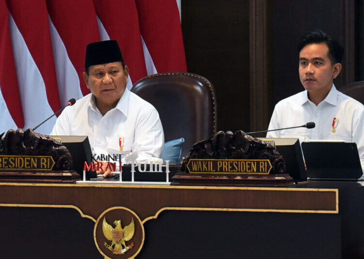 Presiden Prabowo Subianto dan Wakil Presiden Gibran Rakabuming memimpin Sidang Kabinet Paripurna dengan Agenda Mendengarkan Arahan Presiden di Kantor Presiden Istana Kepresidenan Jakarta, Senin (02/12/2024)