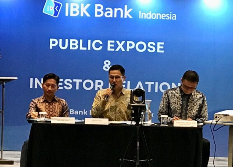 Public Expose Bank IBK Indonesia. (dari kiri ke kanan) Direktur, Lee Dae Sung; Direktur Utama, Oh In Taek; Direktur Kepatuhan, Alexander Frans Rori di acara public expose dan investor relations PT Bank IBK Indonesia Tbk (IDX: AGRS) di Jakarta (10/12). IBK Indonesia catatkan pertumbuhan impresif di triwulan 3 tahun 2024 dengan pertumbuhan laba bersih capai 9,75% secara year on year menjadi Rp170,02 miliar. 

Foto 2