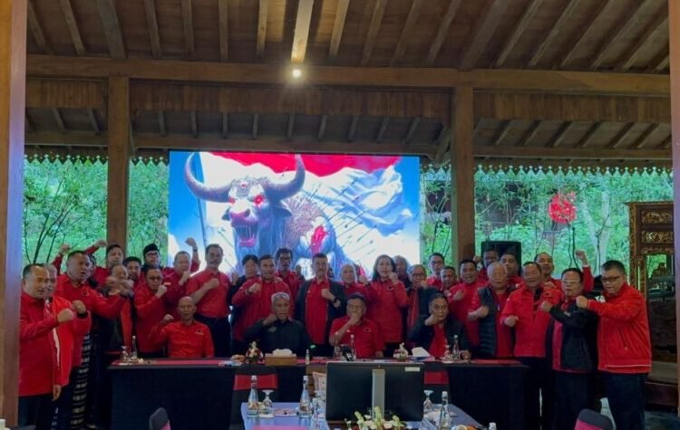 Ketua Bidang Kehormatan DPP PDI Perjuangan Komarudin Watubun membacakan surat pemecatan Joko Widodo, Gibran Rakabuming Raka, dan Muhammad Bobby Afif Nasution sebagai kader PDIP dalam siaran video resmi yang disiarkan di Jakarta, Senin (16/12/2024)