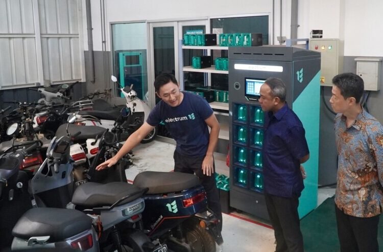 Executive Director, Institutional Banking Group PT Bank DBS Indonesia Heru Hatman memberikan kata sambutan saat berkunjung ke gerai Electrum di Jakarta, Rabu (18/12/2024). Ia menegaskan bahwa kerja sama ini selaras dengan visi Bank DBS Indonesia untuk menjadi ‘Best Bank for a Better World’. Selain itu, sebagai penasihat terpercaya atau Trusted Advisor untuk pembiayaan berkelanjutan, Bank DBS Indonesia menawarkan berbagai solusi keuangan untuk mendukung perusahaan beralih ke energi hijau, termasuk pengembangan ekosistem industri kendaraan listrik (EV).