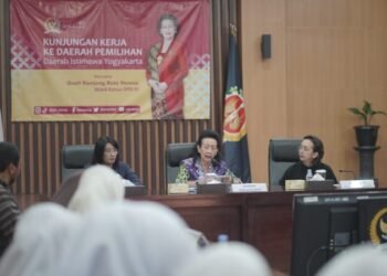 Wakil Ketua DPD RI GKR Hemas saat diskusi di Kantor DPD RI DIY forum ini juga dihadiri oleh Kepala Dinas Koperasi dan UKM DIY Ir. Nurkyatsiwi, M.MA. Kabid Kewirausahaan Dinas Koperasi dan UKM DIY Wisnu Hermawan, S.P., M.T. Gusti Kanjeng Ratu Bendara, Kepala Badan Promosi Pariwisata DIY, serta Pelaku UMKM disabilitas yang tergabung dalam Difabike dan Anggota Ikatan Wanita Pengusaha Indonesia (IWAPI) DIY