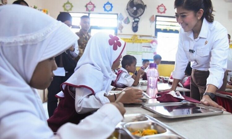 Menkomdigi Meutya Hafid saat mengunjungi program MBG di SD Negeri 5 dan 3 Cilangkap, Tapos, Depok, Jawa Barat, Senin (6/1/2025) Foto : Humas Komdigi